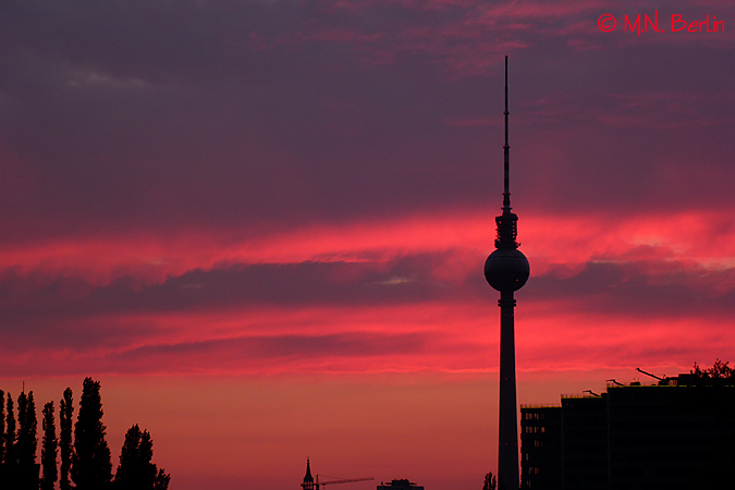 Abendhimmel mit Fernsehturm in Berlin