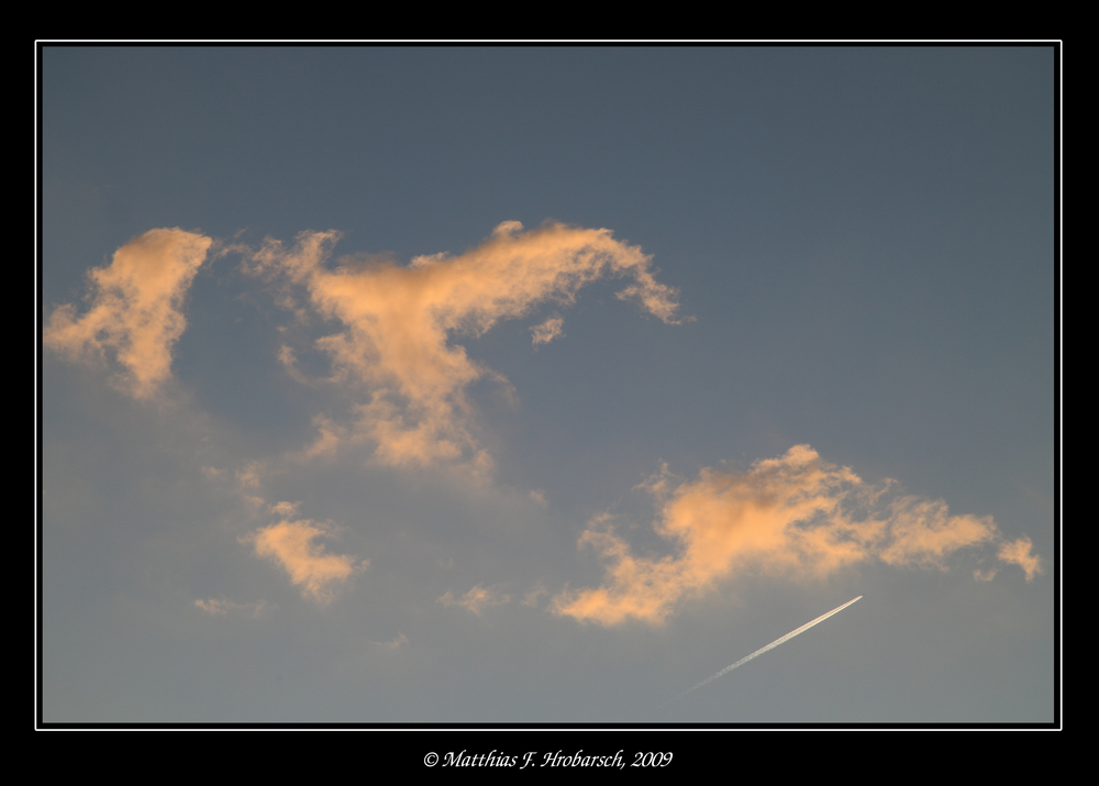 Abendhimmel mit Flieger