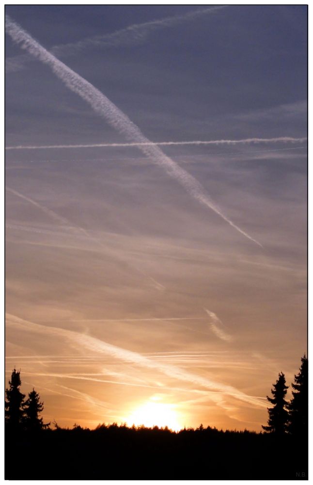 -Abendhimmel- mit Kondensstreifen