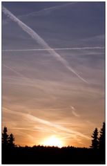 -Abendhimmel- mit Kondensstreifen