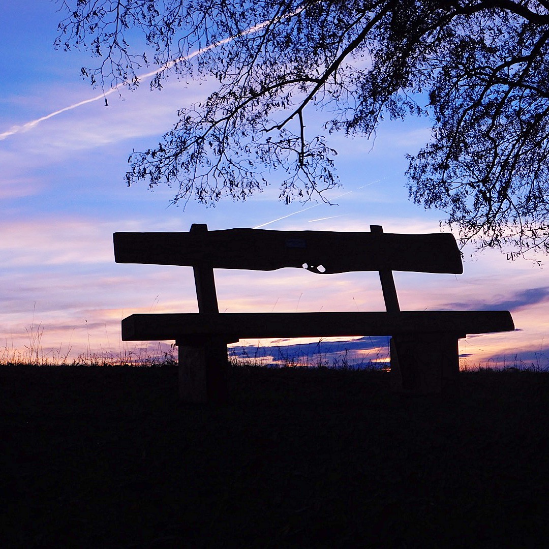 Abendhimmel mit Parkbank