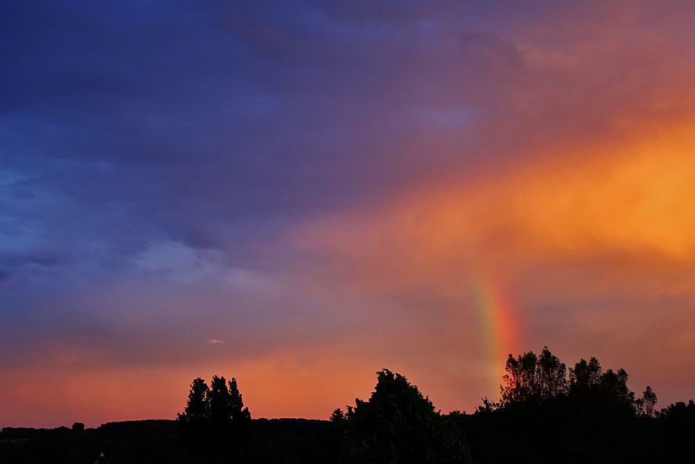 Abendhimmel mit Regenbogenfarben