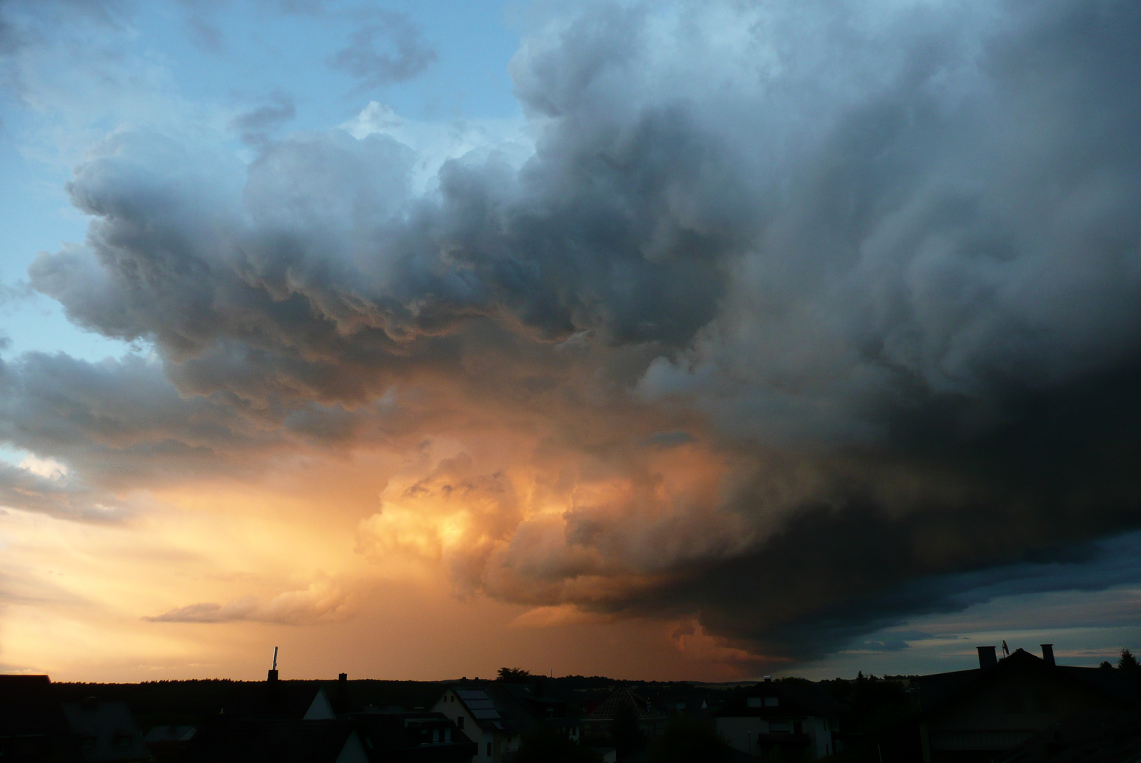 Abendhimmel mit Sturmwolken u. Sonnenuntergang