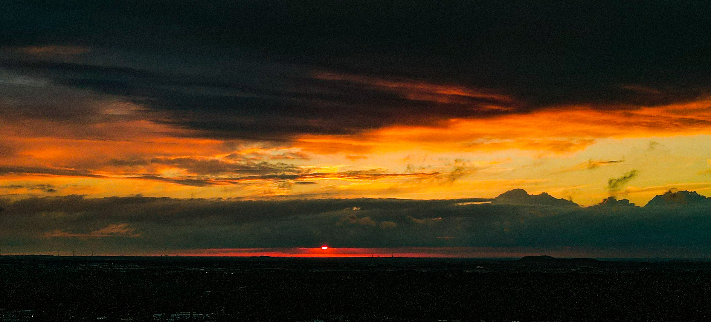 Abendhimmel nach Gewitter und neuen Regenwolken