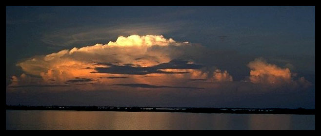 Abendhimmel über dem Amazonas