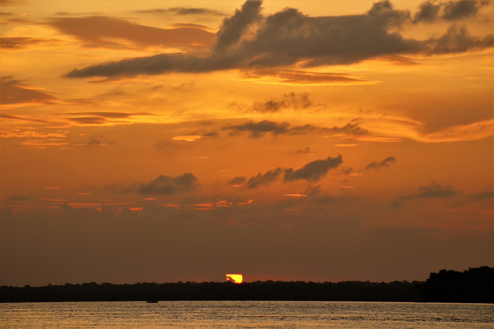 Abendhimmel über dem Fluss