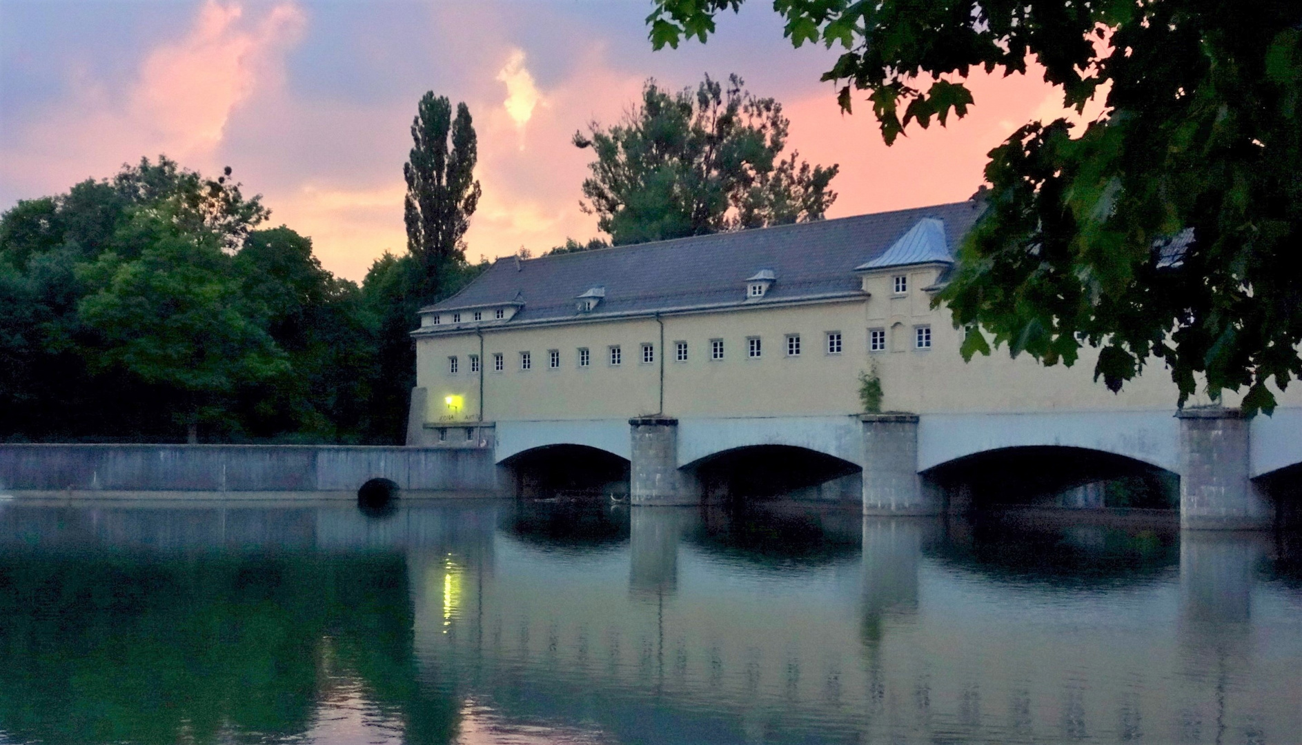 Abendhimmel über dem Isar-Wasserkraftwerk, München. 