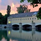 Abendhimmel über dem Isar-Wasserkraftwerk, München. 