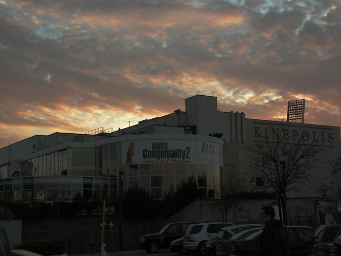 Abendhimmel über dem Kinepolis Center im Bruparc