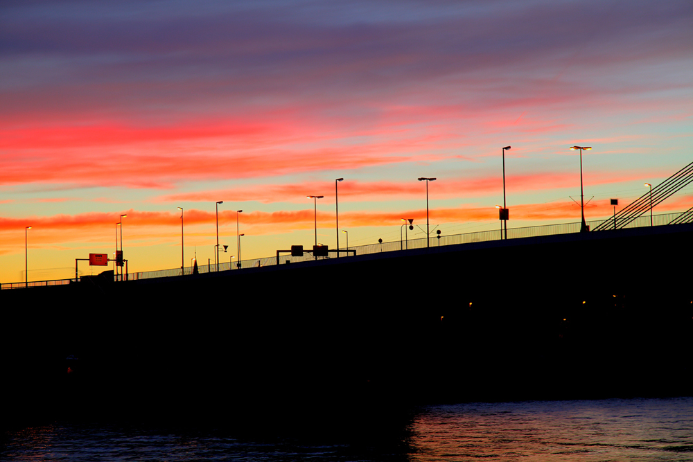 Abendhimmel über dem Mannheimer Hafen