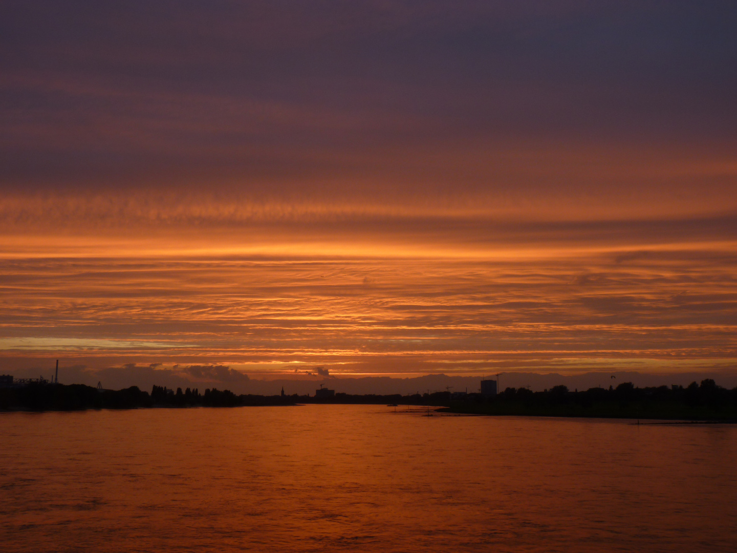 Abendhimmel über dem Rhein