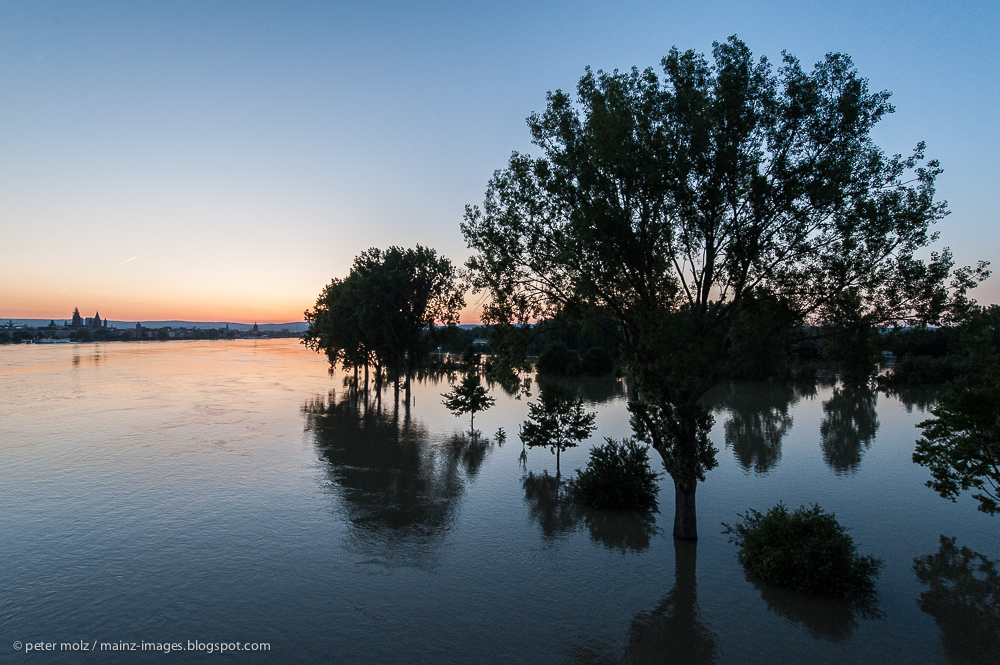 Abendhimmel über dem Rhein bei Mainz