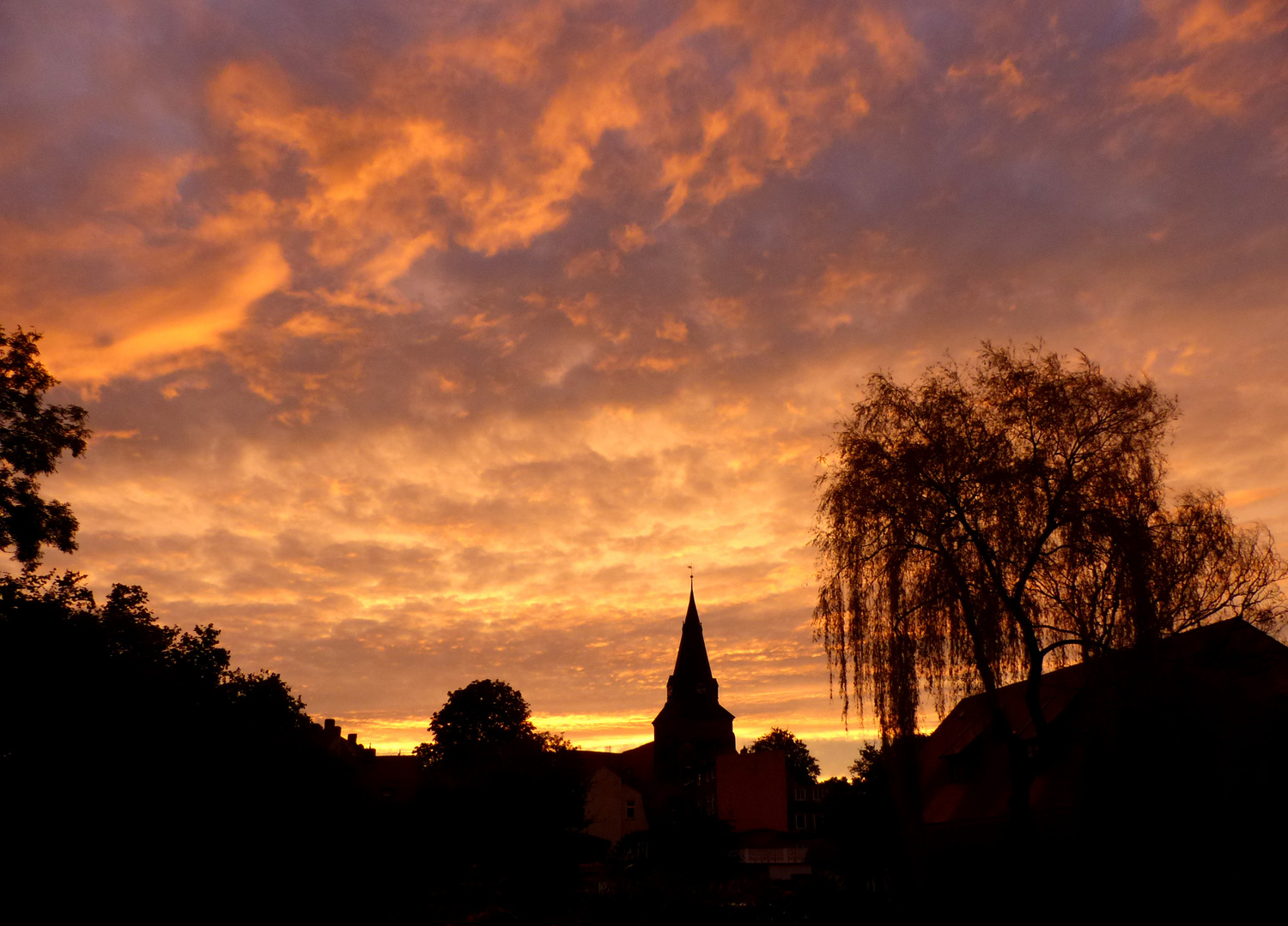 Abendhimmel über der Hansestadt Salzwedel mit dem Turm von St. Katharinen