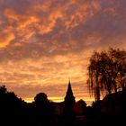 Abendhimmel über der Hansestadt Salzwedel mit dem Turm von St. Katharinen