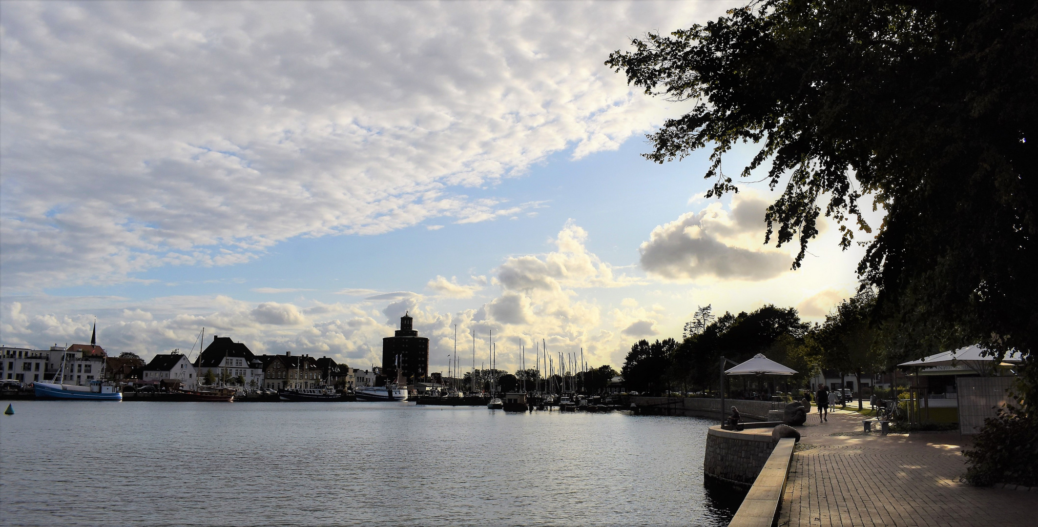 Abendhimmel über Eckernförder Hafen - Promenadenblick