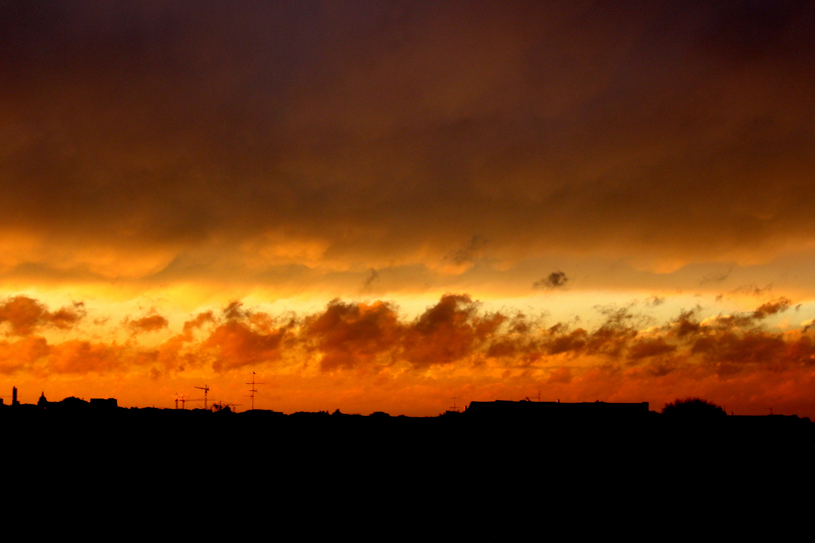 Abendhimmel über Hamburg nach Gewitter