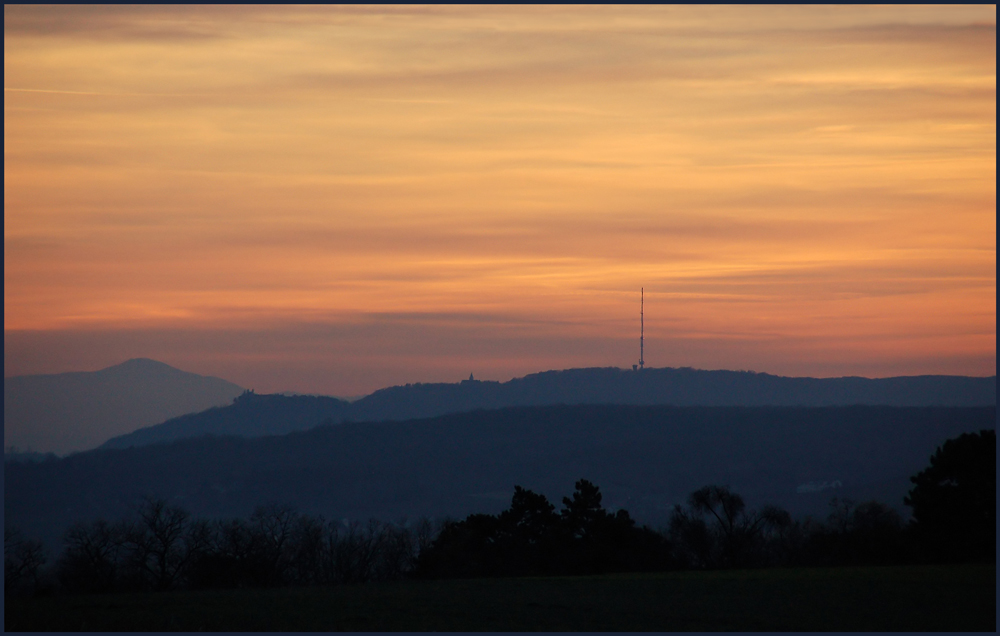 Abendhimmel über Kahlenberg und Leopoldsberg