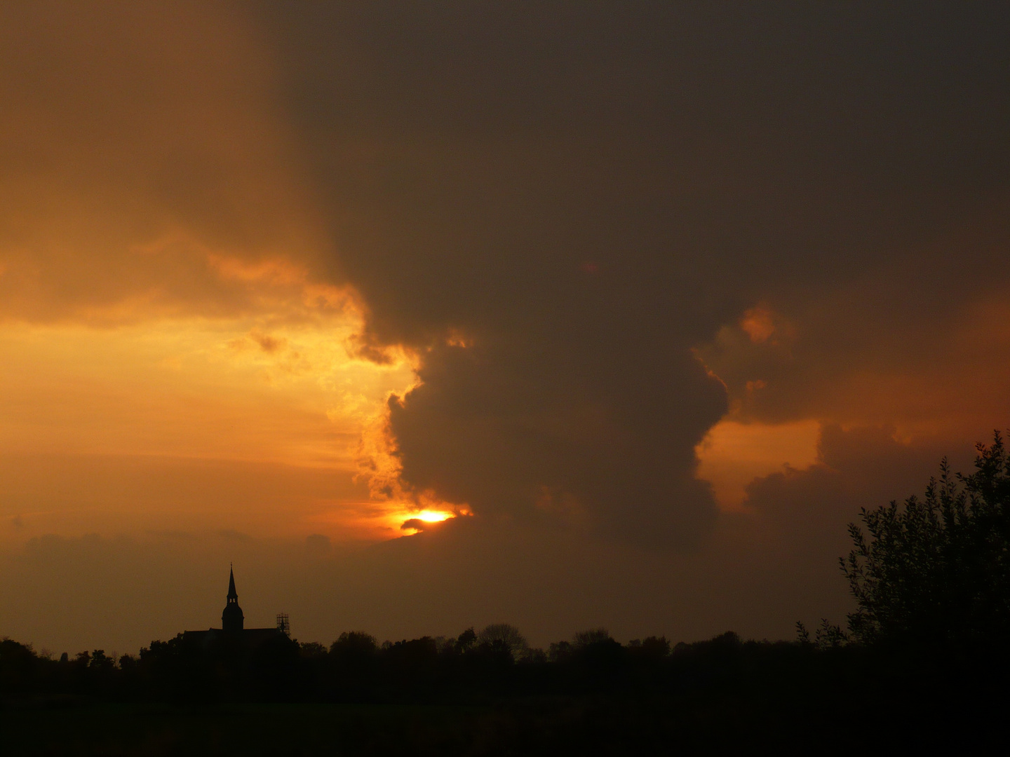 Abendhimmel über Klosterkirche