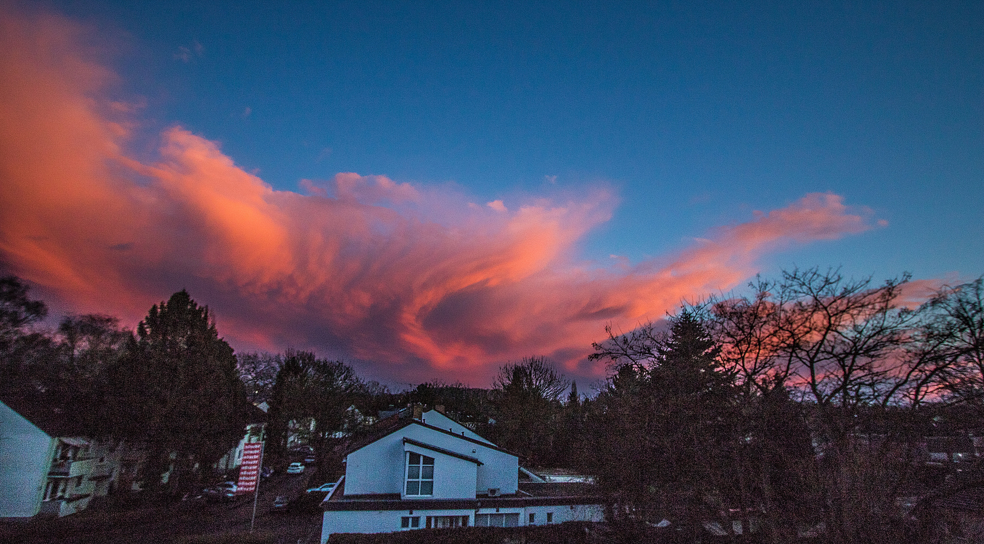 Abendhimmel über Kölns Westen