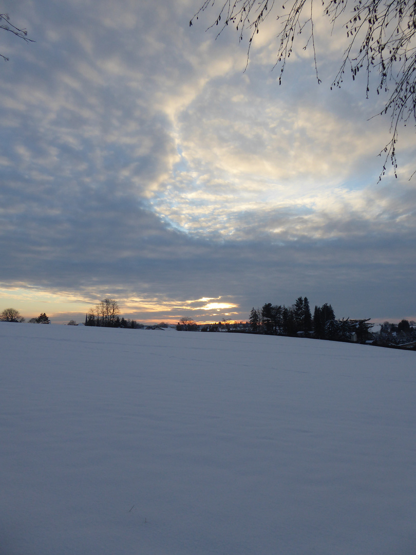 Abendhimmel über schneebedeckten Feld