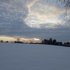 Abendhimmel über schneebedeckten Feld