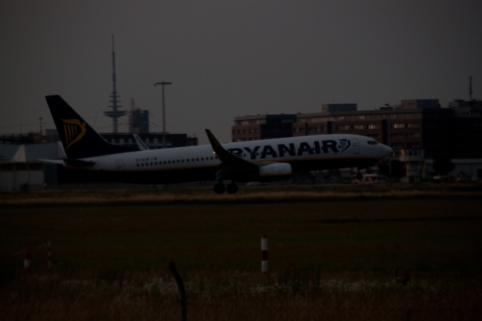 Abendlandung einer Ryanair-Maschine in Bremen