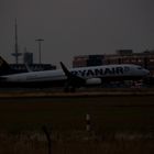 Abendlandung einer Ryanair-Maschine in Bremen