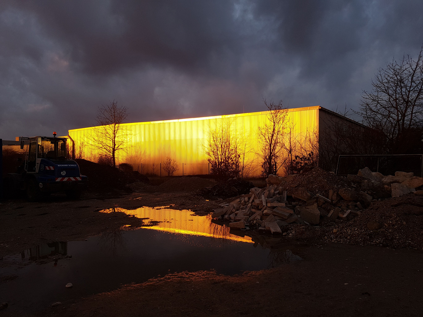 Abendleuchten in Hallenfassade