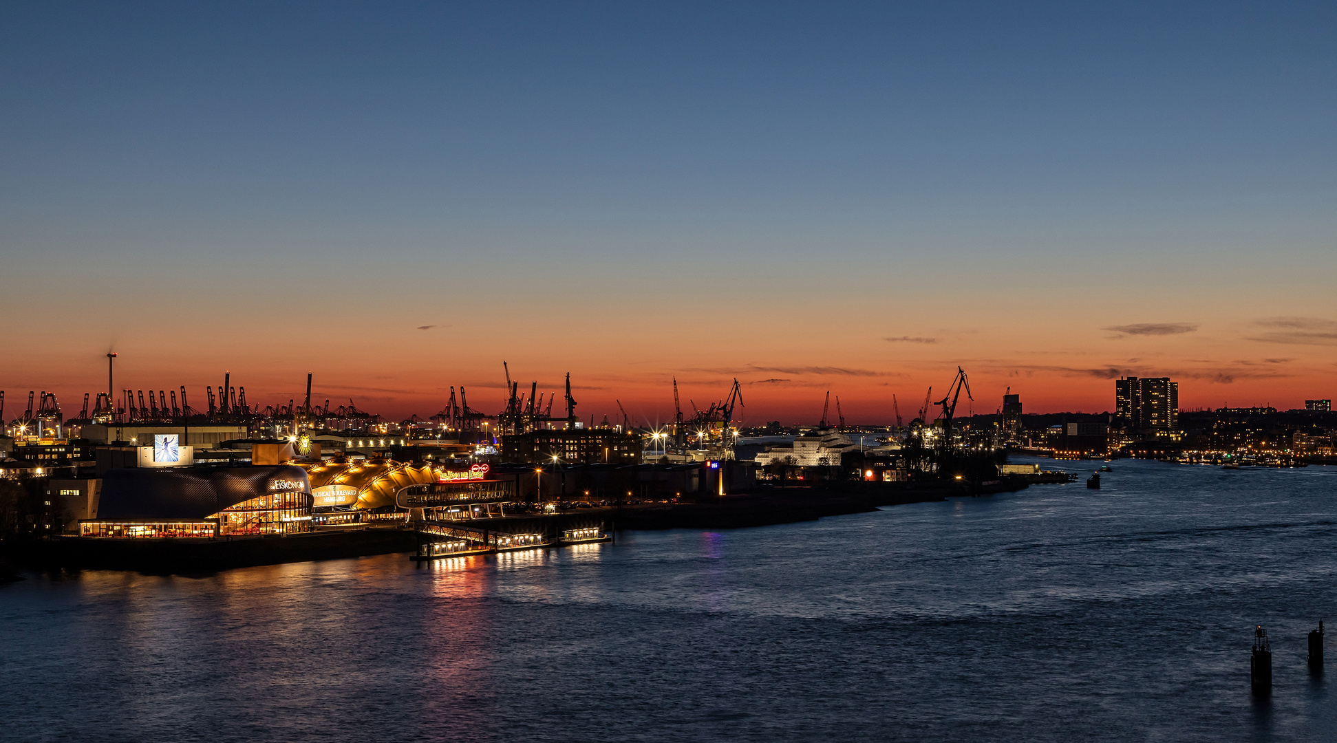 Abendleuchten über dem Hafen