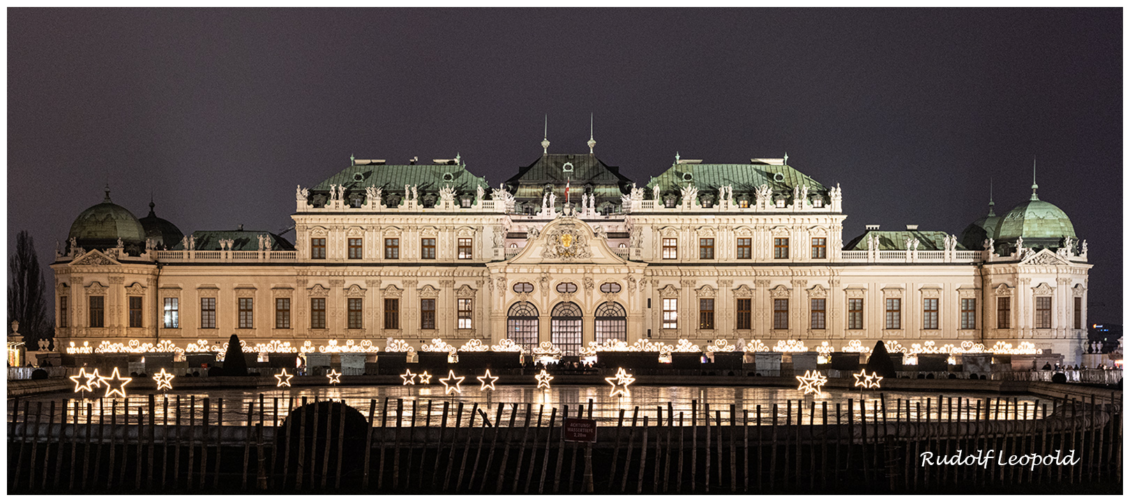 abendliche Adventstimmung vor dem Schloss Belvedere