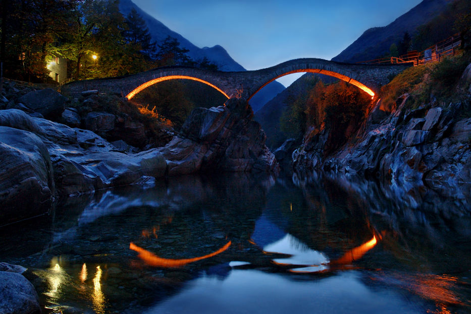 abendliche, angeleuchtete Ponte dei Salti in Lavertezzo, Tessin,CH