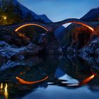 abendliche, angeleuchtete Ponte dei Salti in Lavertezzo, Tessin,CH