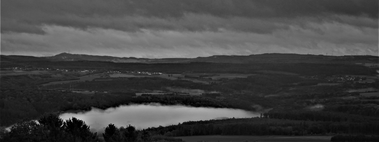 Abendliche Aussicht vom Ort Aremberg aus - Nebel steigt auf über dem Ahrtal