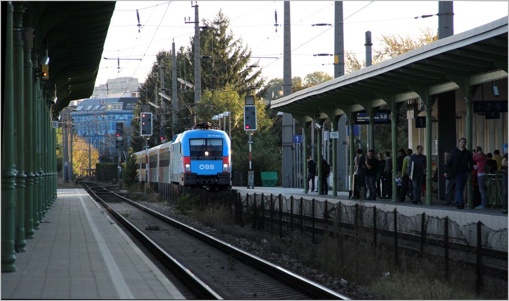 Abendliche Bahnhofseinfahrt