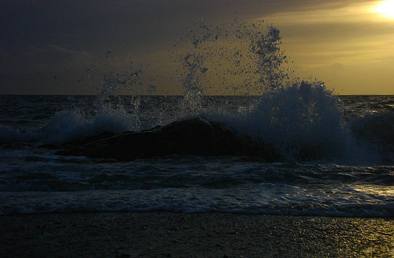 Abendliche Brandung am Meer