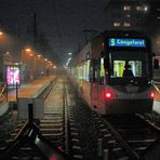 Abendliche Endhaltestelle der Kölner Verkehrsbetriebe - Hermeskeiler Platz