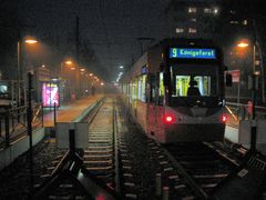 Abendliche Endhaltestelle der Kölner Verkehrsbetriebe - Hermeskeiler Platz