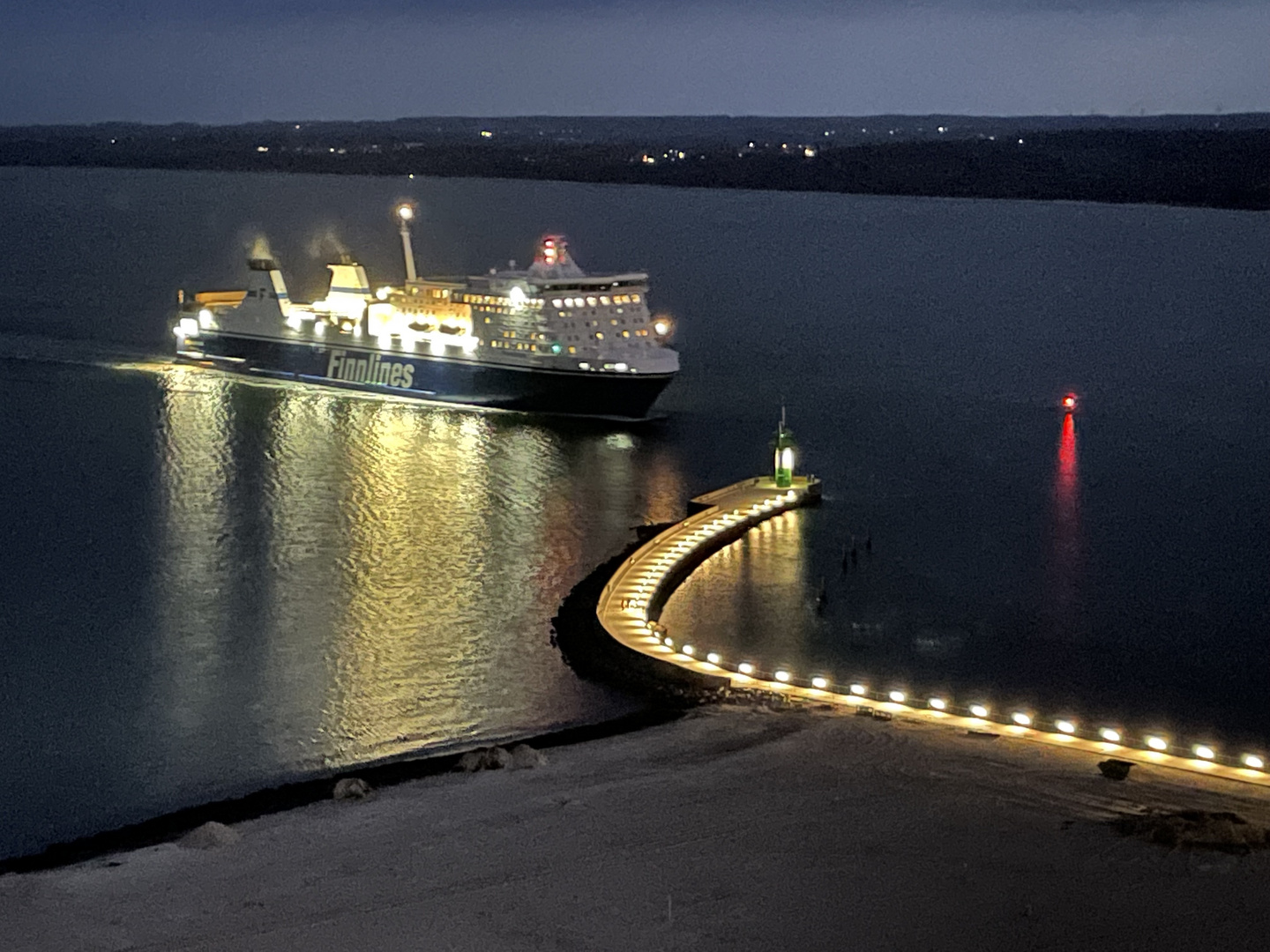 Abendliche Fährankunft in Lübeck-Travemünde