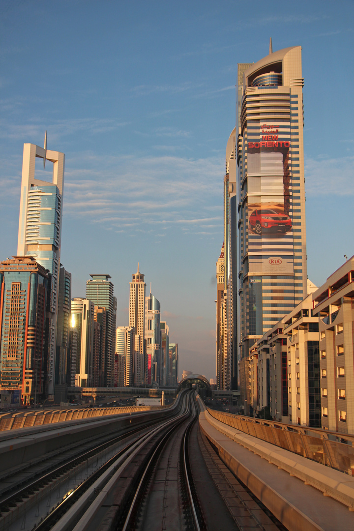 Abendliche Fahrt mit der Metro in Dubai