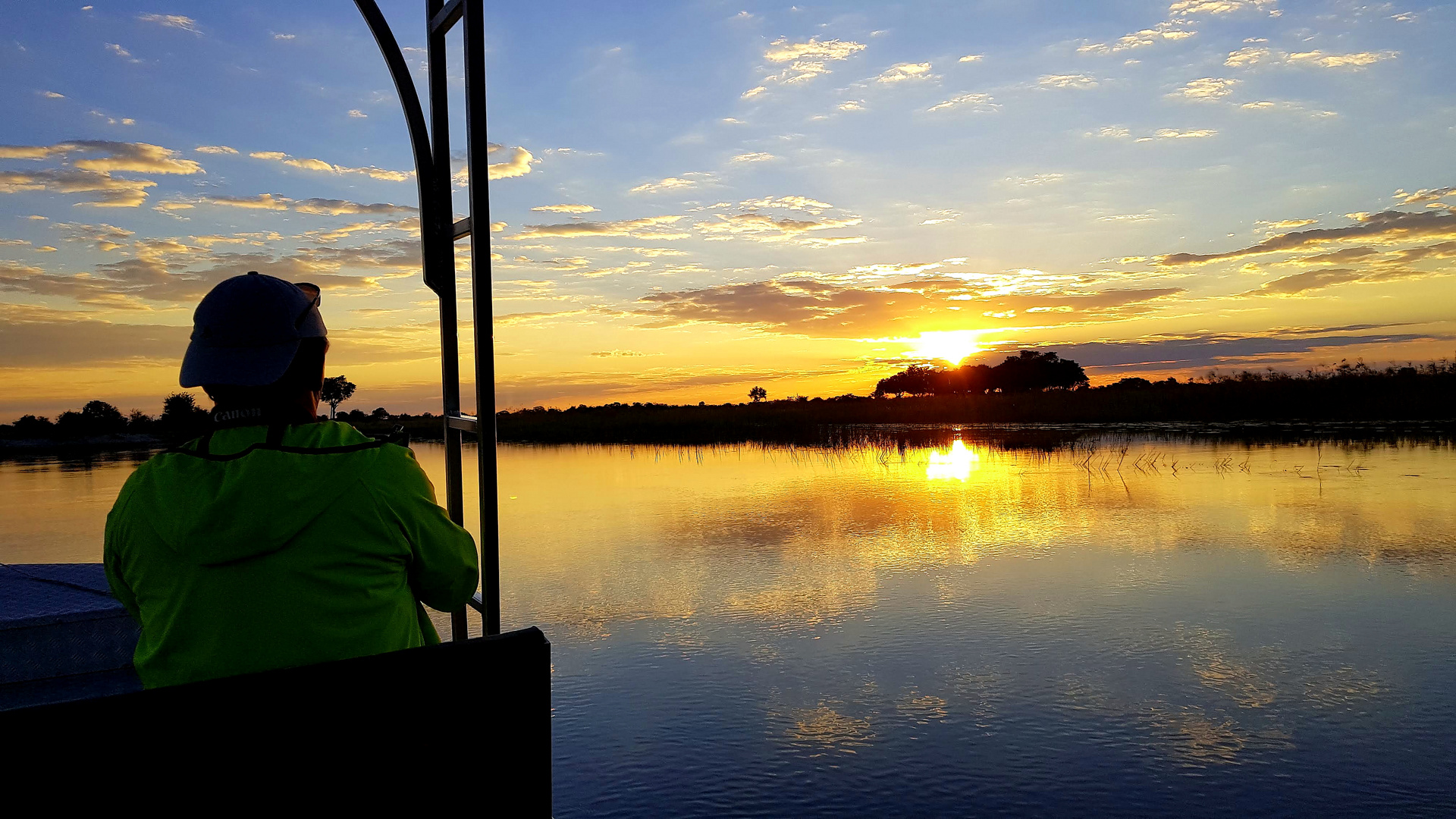 Abendliche Flussfahrt auf dem Okavango