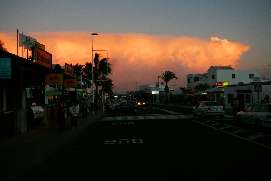 Abendliche Gewitterwolke über der Hauptstraße von Puerto del Carmen