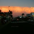 Abendliche Gewitterwolke über der Hauptstraße von Puerto del Carmen