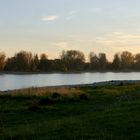 Abendliche Herbststimmung am Rhein