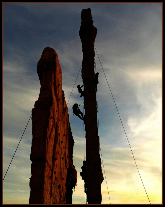 Abendliche Klettertouren am ,,Schwedter Nordturm" im Berliner Mauerpark.