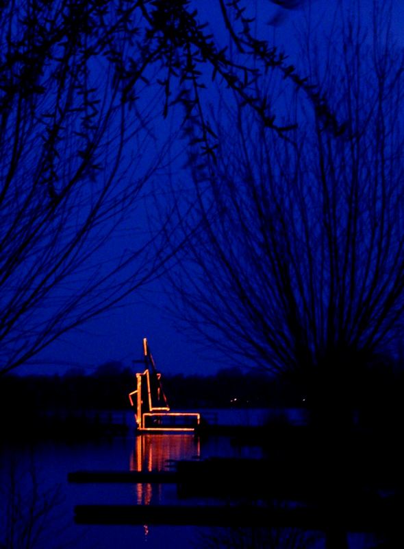 abendliche Lichter über dem Wasser