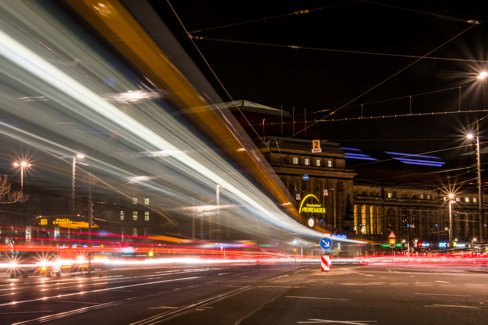 Abendliche Lichtspuren am Hauptbahnhof