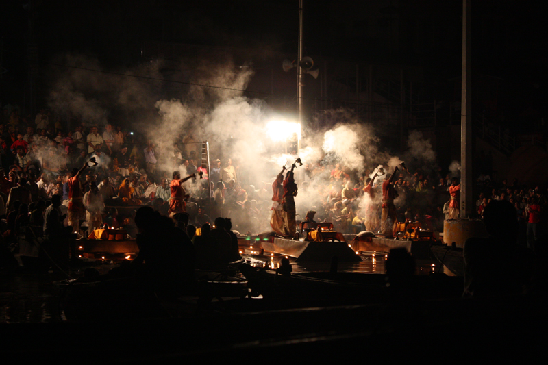 Abendliche Puja am Ganges