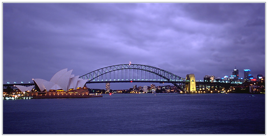 Abendliche Regenwolken über Sydney Opera House und Sydney Harbour Bridge