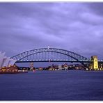 Abendliche Regenwolken über Sydney Opera House und Sydney Harbour Bridge
