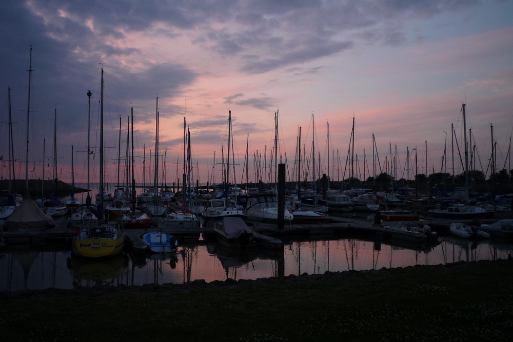 Abendliche Ruhe im Yachthafen von Bensersiel